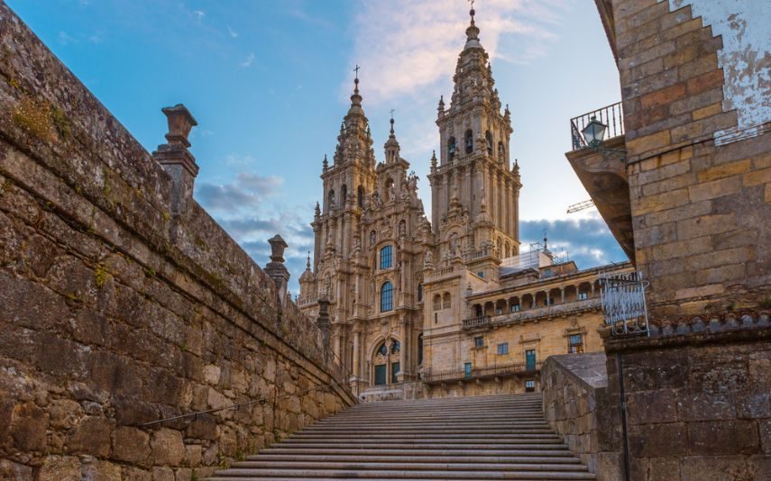 Santiago de Compostela é uma das cidades mais famosas para a peregrinação cristã. Contudo, é muito mais do que 'só' isso. Descubra este 'mundo' !