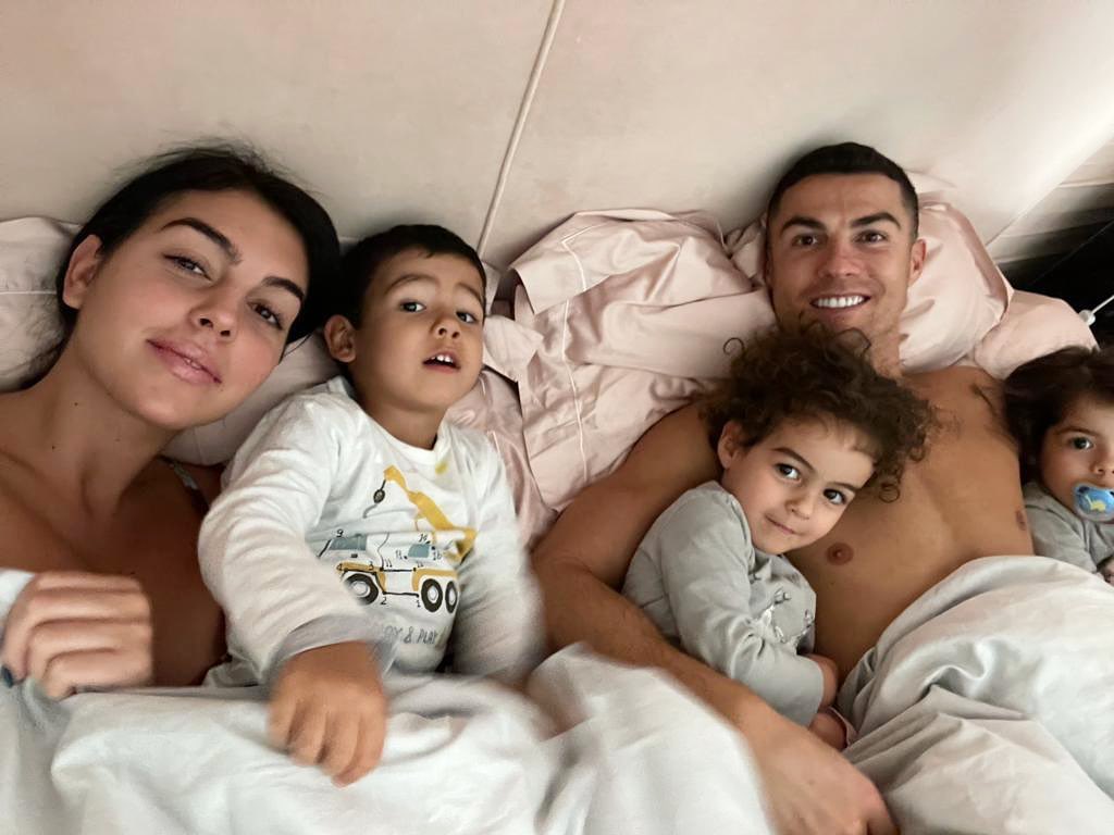 Cristiano Ronaldo e Georgina Rodríguez com os filhos