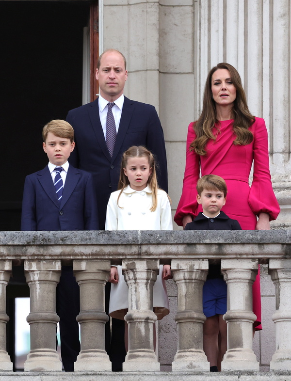 Princípe George, Princípe William, a Princesa Charlotte, príncipe Louis e a Duquesa de Cambridge Kate