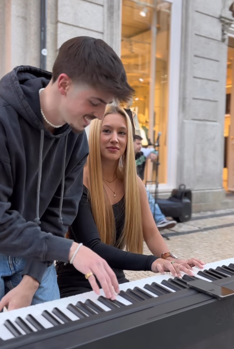 Bárbara Parada toca piano nas ruas do Porto