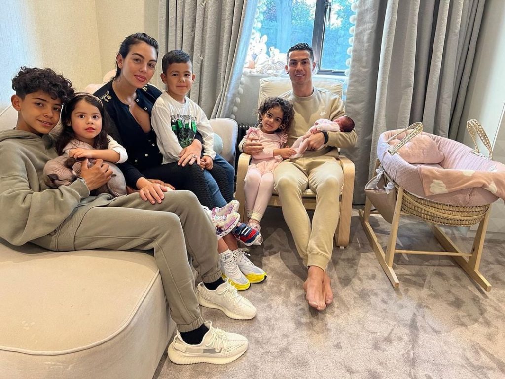 Cristiano Ronaldo e Georgina Rodríguez com os filhos