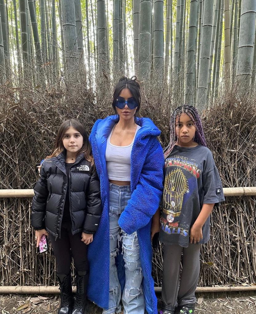 Kim Kardashian com a sobrinha Penelope e a filha North