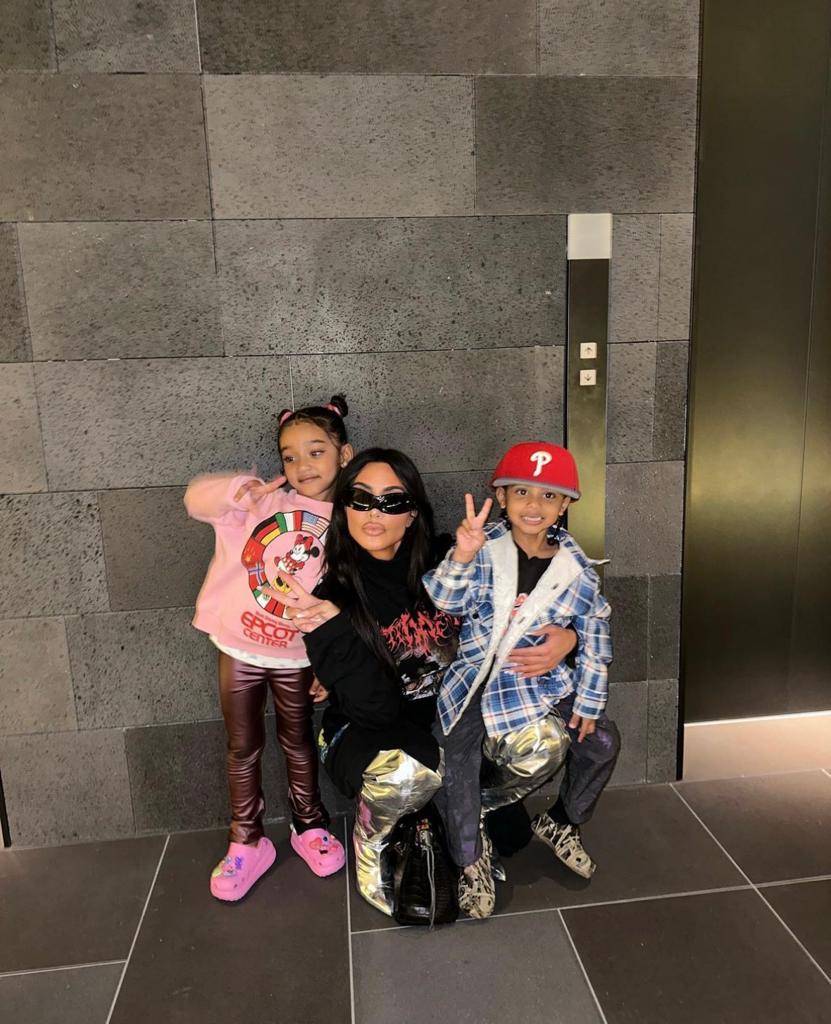 Kim Kardashian com os filhos