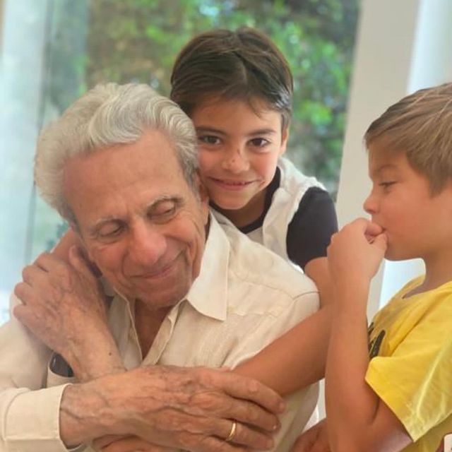 O pai de Shakira com os netos Milan e Sasha