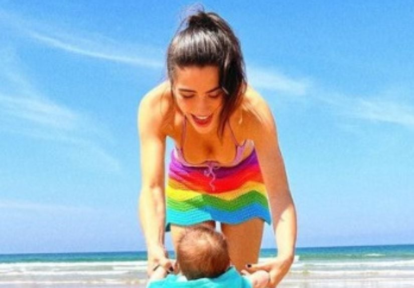 Como assim?! Carolina Carvalho mostra filho de quatro meses de pé, na praia