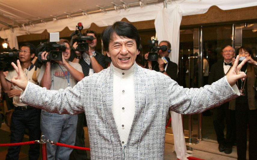 O ator Jackie Chan não teve uma infância e adolescência fáceis, como se pode perceber por alguns documentários realizados sobre a sua vida.