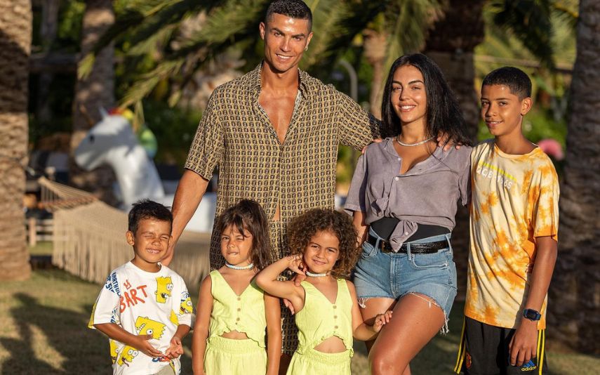 Alana Martina com Cristiano Ronaldo, Georgina Rodríguez e os filhos