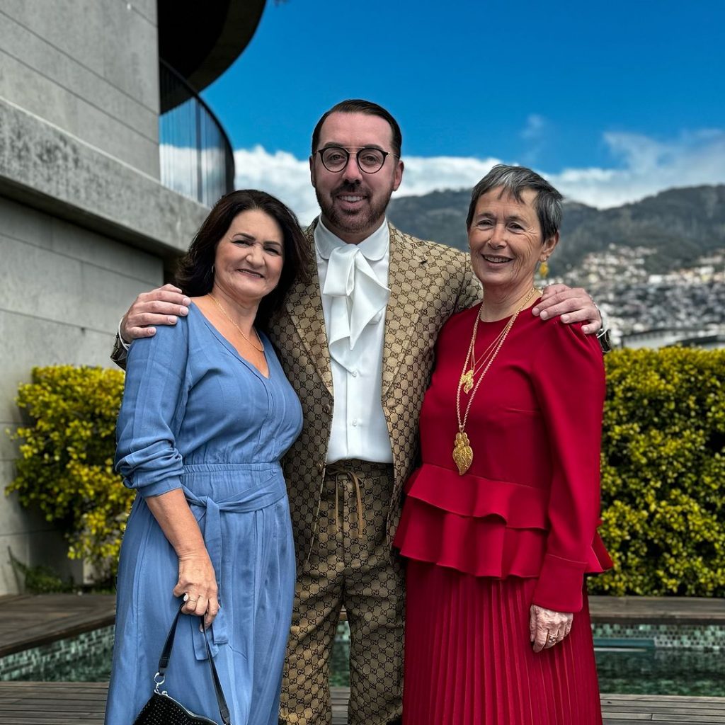 Flávio Furtado com a mãe de Bruna Gomes e a mãe de Bernardo Sousa.